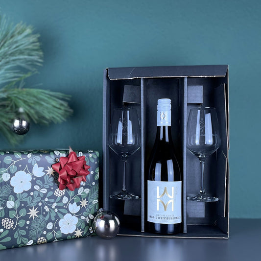 Barrique gereifter Weißwein aus Meissen, sächsisches Weinpräsent mit zwei Gläsern, online Weingeschenk besellen, regionale Spzialität aus Dresden.