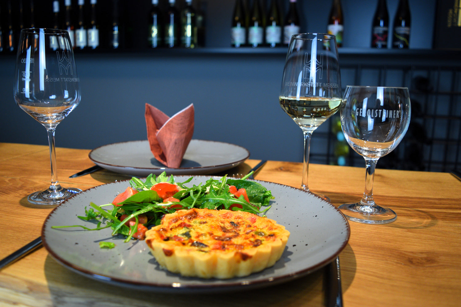 Wein & Quiche Afterwork eines der Weinevents in Meißen in der Vinothek im Weinhandwerk Meißen zwischen Winzergenossenschaft Meißen und Schloss Proschwitz. Weinparing, Weinevent, Weinveranstaltung, Weinmesse, Weinverkostung, Wine Tasting, Winzergespräch im sächsischen Elbtal, sächsische Weine, Weine aus Meißen